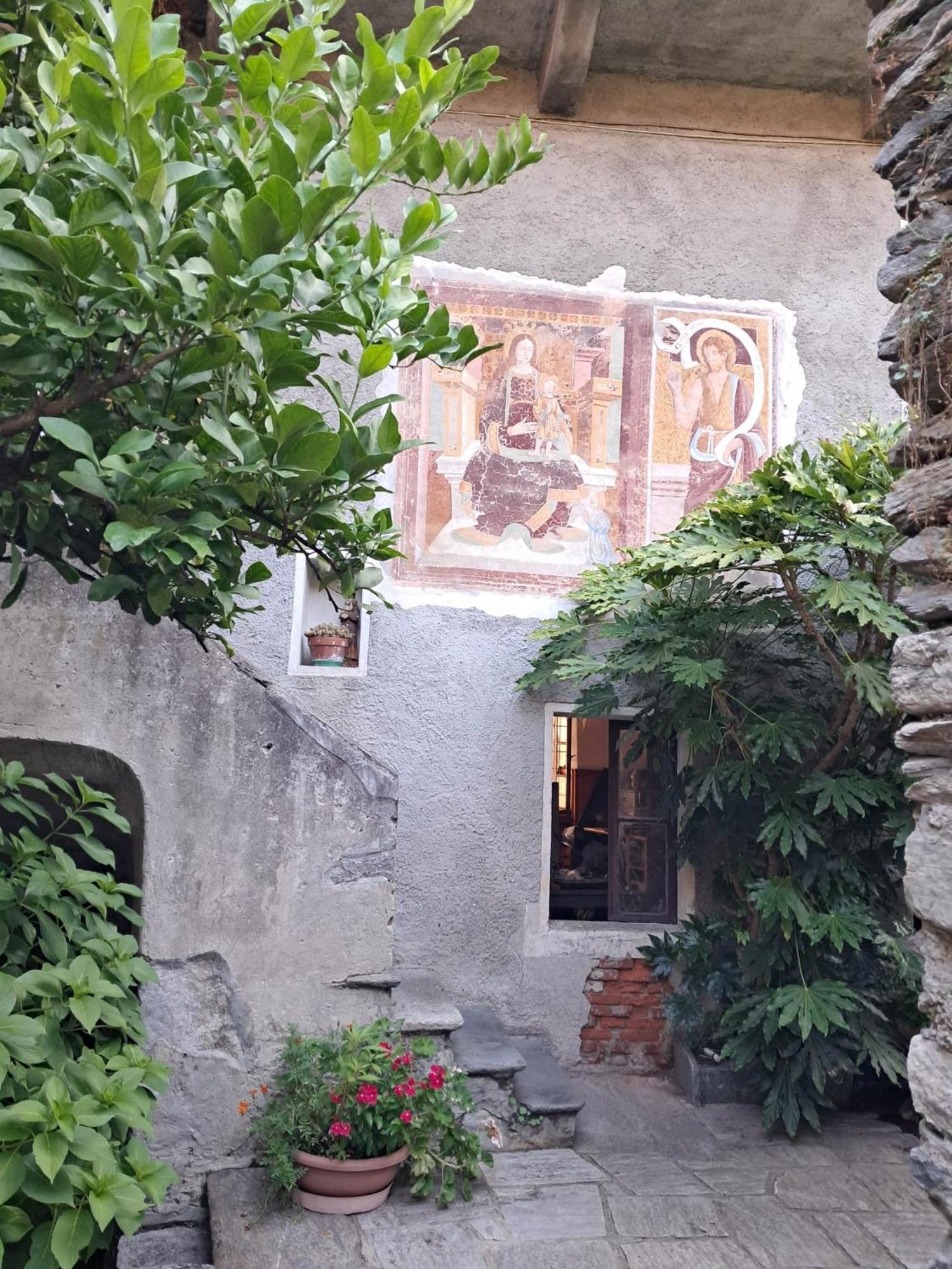 לינה וארוחת בוקר Castelveccana Nonna Anita מראה חיצוני תמונה
