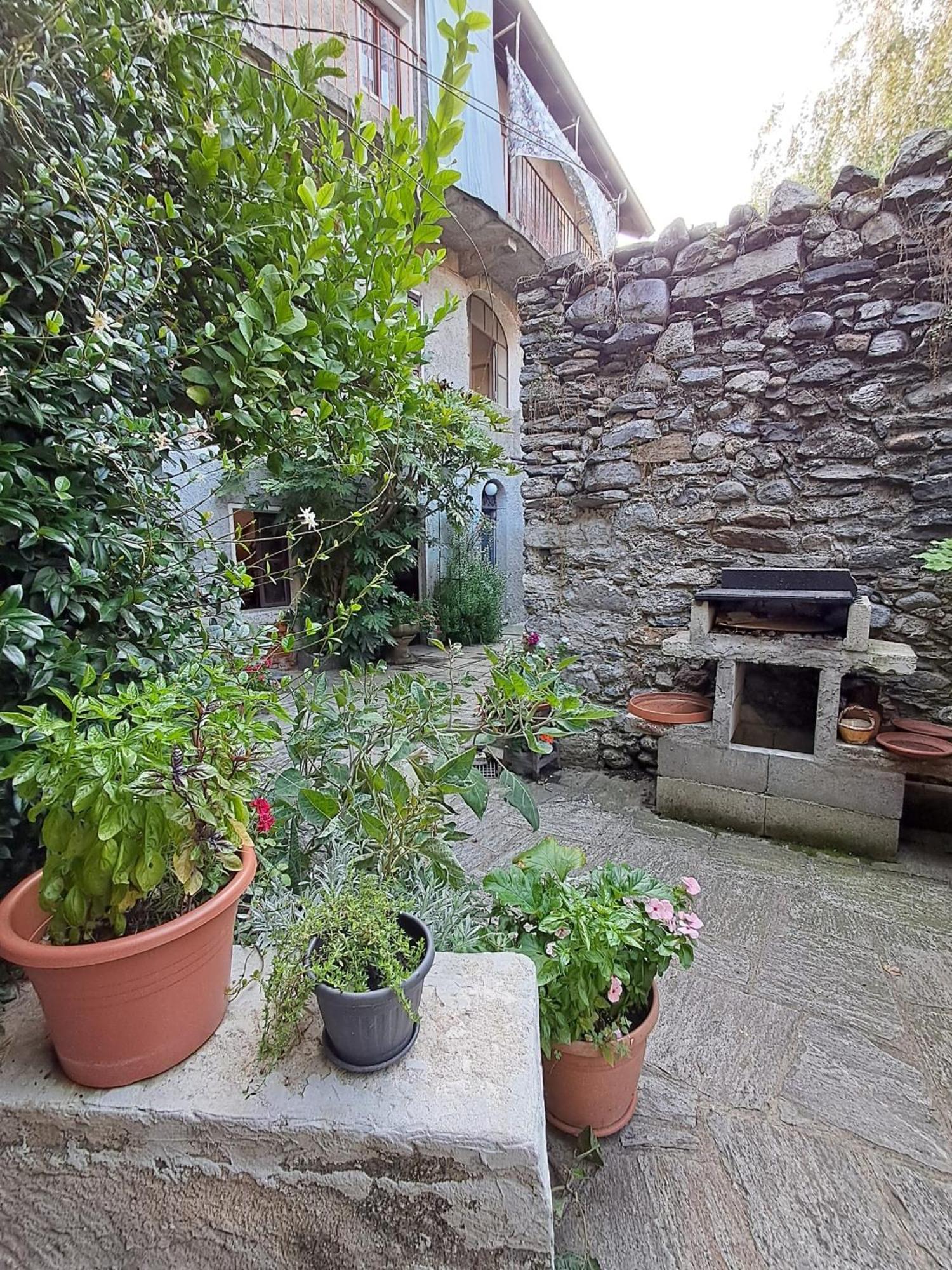לינה וארוחת בוקר Castelveccana Nonna Anita מראה חיצוני תמונה